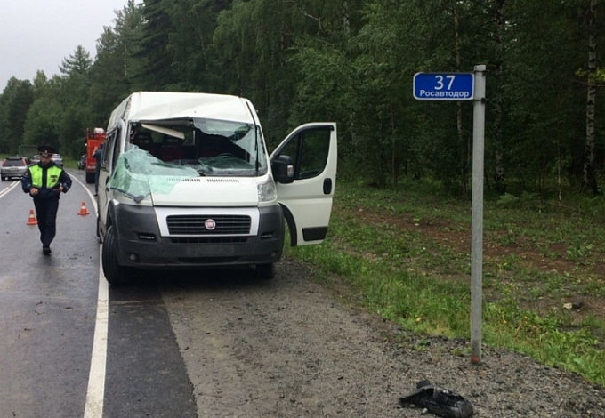 Микроавтобус с пассажирами перевернулся в Иркутской области