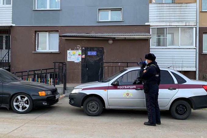 Житель Улан-Удэ украл из квартиры коньяк, колбасу и женские сапоги