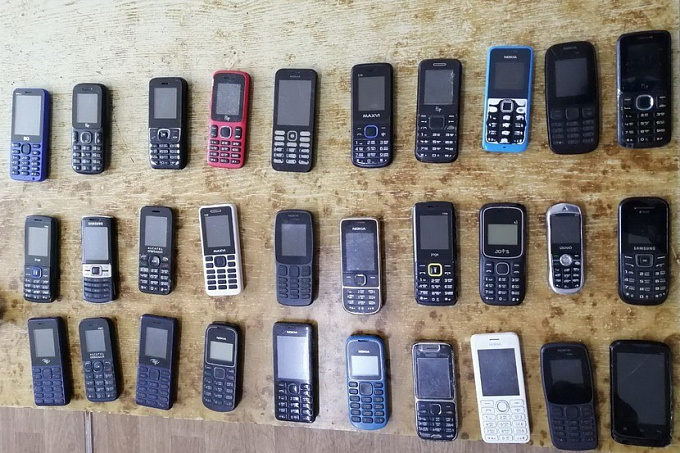 В колонию Улан-Удэ пытались перебросить 30 телефонов