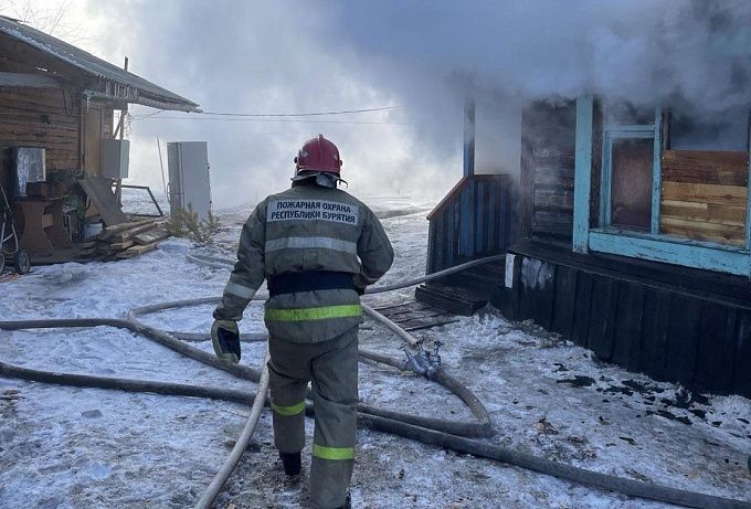 В Бурятии пожар уничтожил дом вместе со всеми постройками