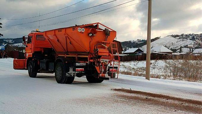 Пескоразбрасывающие машины готовы к снегопаду в Улан-Удэ