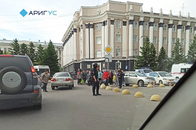В центре Улан-Удэ из-за угрозы взрыва оцепили остановку (ФОТО)