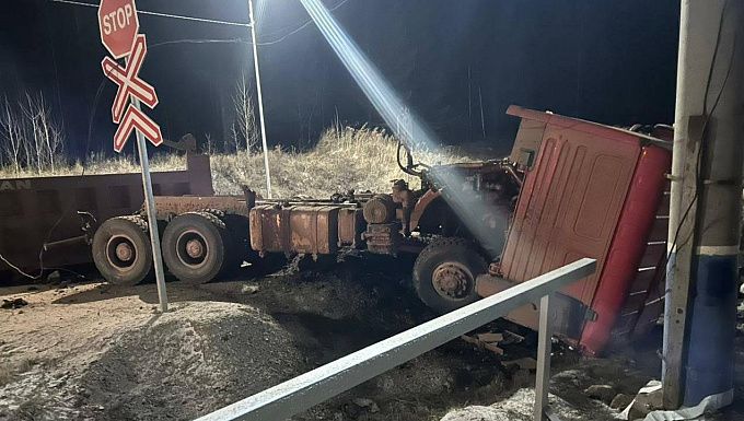 Три человека погибли при столкновении поезда и грузовика в Иркутской области