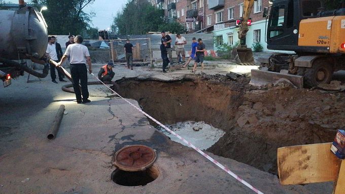 В центре Улан-Удэ устраняют повреждение водопроводной трубы