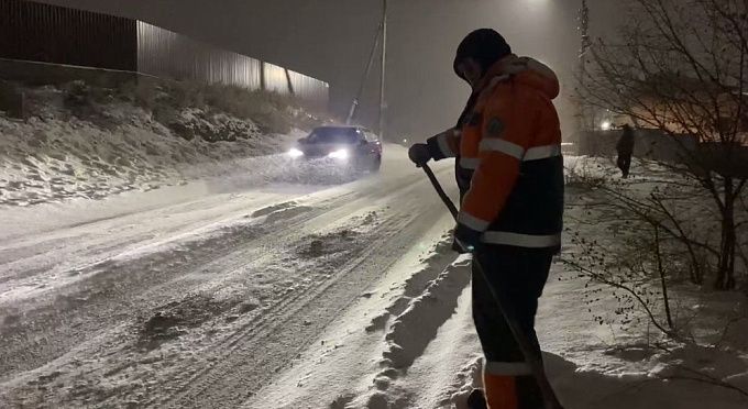 В Улан-Удэ убирают последствия снегопада