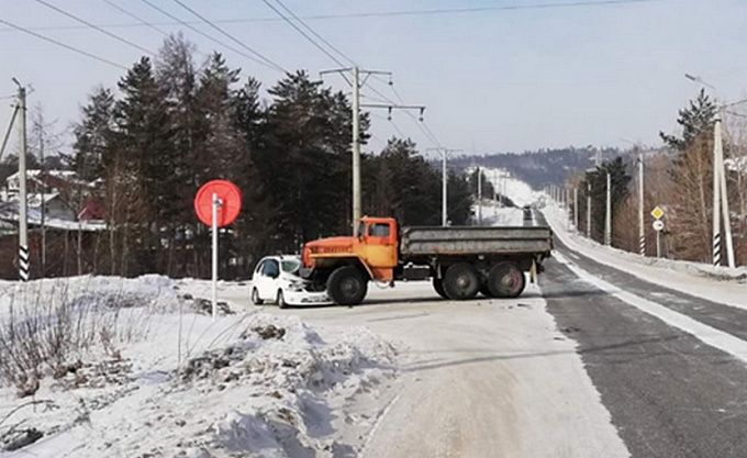 «Урал» смял легковушку в Бурятии