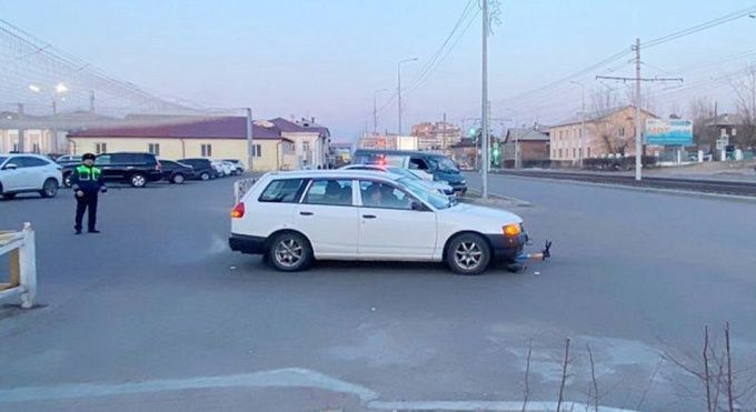 В Улан-Удэ под машину попал подросток на самокате
