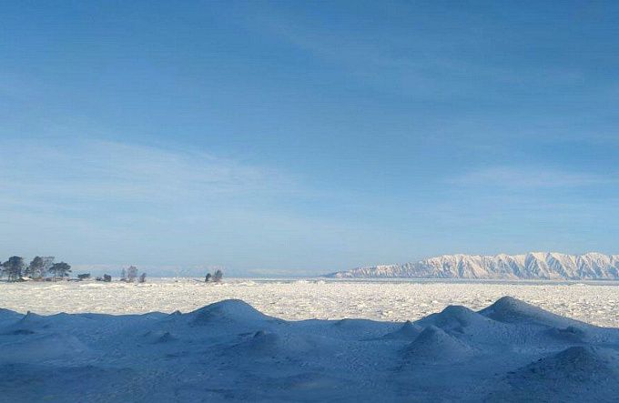 В Бурятии легковушка провалилась под лед на Байкале