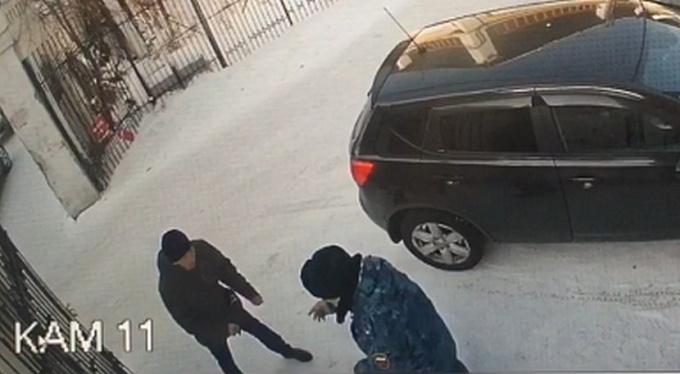 В Улан-Удэ мужчина с шилом и ножом напал на пристава