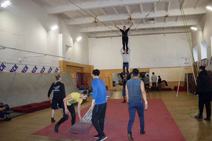 Мастер цирка Никулина ставит с бурятскими артистами смертельный номер