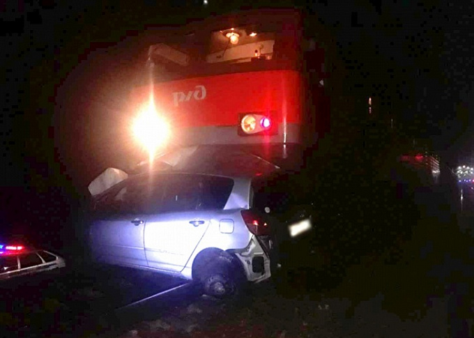 В Бурятии иномарка попала под поезд. Водитель погиб