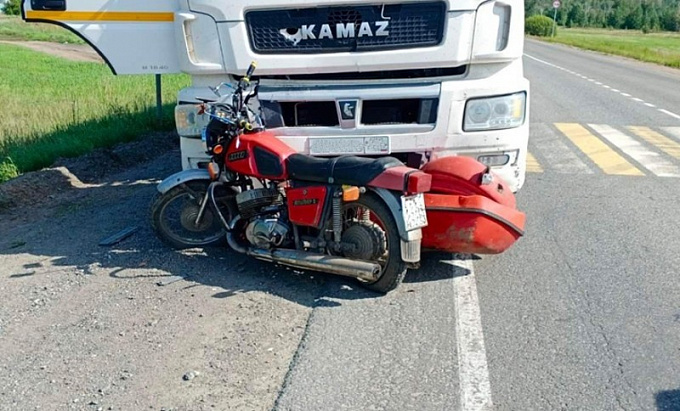 В Бурятии в столкновении с КамАЗом погиб мотоциклист 