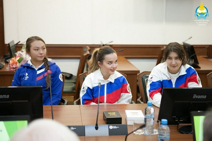 Медалистам Юношеской Олимпиады из Бурятии вручили сертификаты на жилье