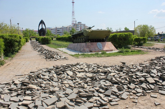 В Улан-Удэ начали ремонт в сквере «Ровесникам, ушедшим в бой»