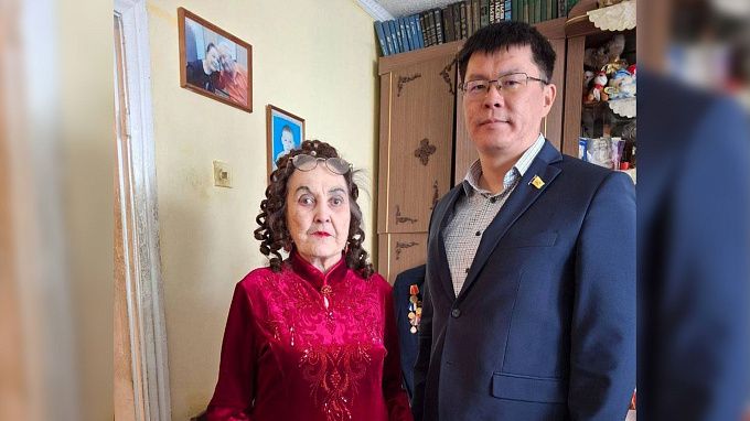 В Улан-Удэ ветеран труда отметила 90-летний юбилей