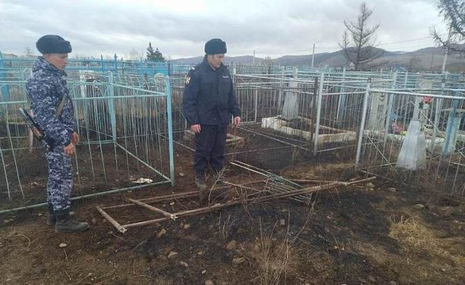 Пожар вспыхнул на кладбище в районе Бурятии