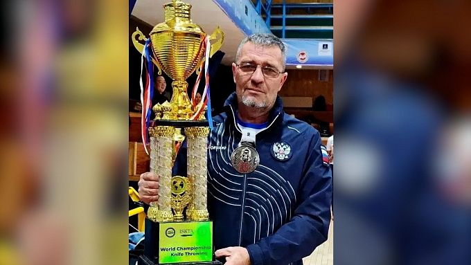 Житель Бурятии стал первым в России заслуженным мастером спорта по метанию ножа