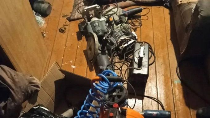 Двое жителей Бурятии убили сторожевого пса монтировкой и обокрали турбазу 