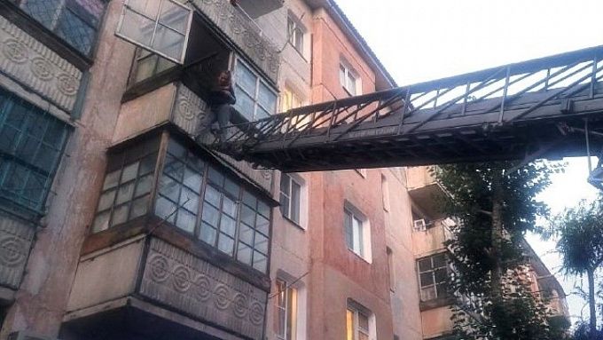 В Бурятии спасли девушку, стоявшую на карнизе пятиэтажки