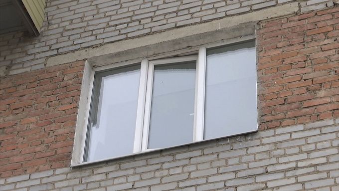 В Ангарске 3-летний ребенок выпал из окна четвертого этажа
