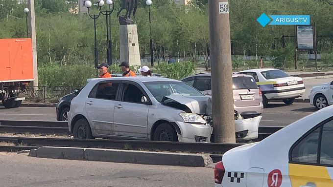 Как он там оказался? В Улан-Удэ автомобиль влетел в столб посреди трамвайных путей