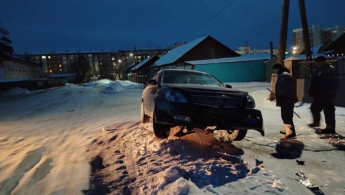 В Улан-Удэ лихач наехал на водоколонку и повис