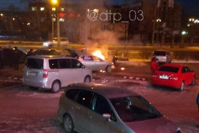 В Улан-Удэ горел автомобиль на парковке торгового центра