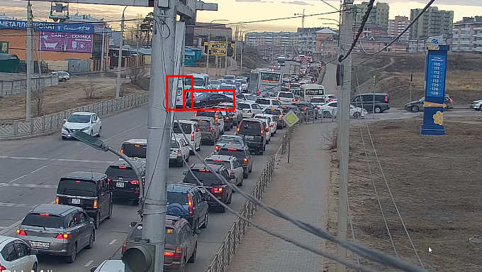 Скорая и легковушка столкнулись возле торгового центра в Улан-Удэ