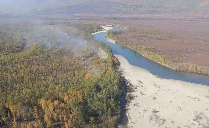 На севере Бурятии продолжают усмирять сложный лесной пожар