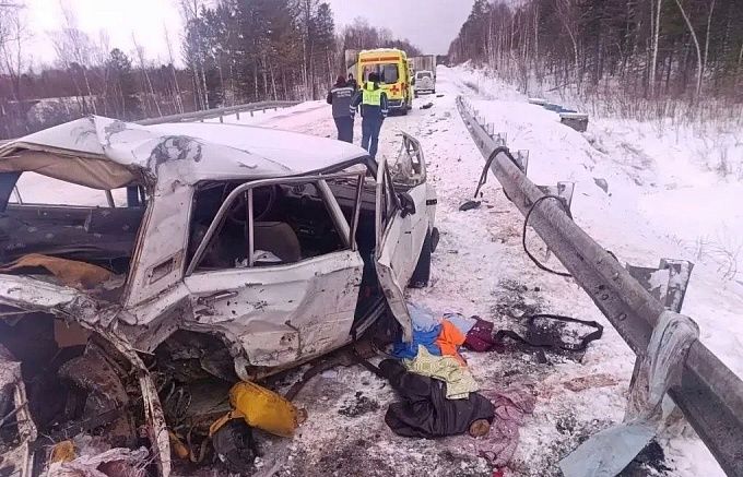 Водитель вылетел на встречку и врезался в фуру на трассе в Бурятии