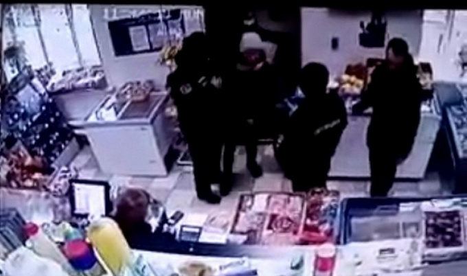 В Бурятии нетрезвая женщина напала на полицейского во время рейда