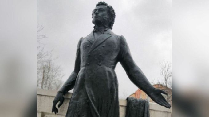Дождался: В Улан-Удэ помыли памятник Пушкину