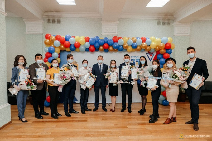 Мэр Улан-Удэ наградил лауреатов премии «Молодые таланты»