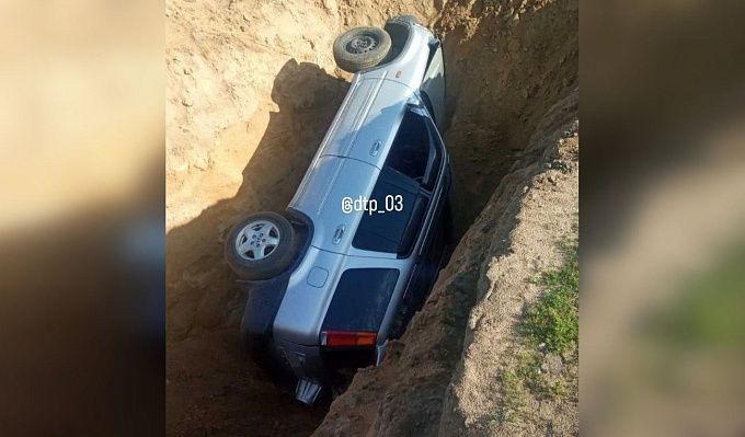 В Бурятии автомобиль упал в яму и «лег» на бок. ФОТО