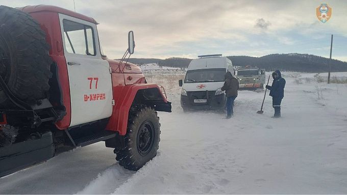 В Бурятии пожарные вызволили 4 машины из снежного плена