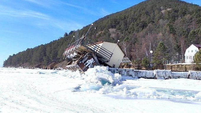Лед перевернул причал на Байкале