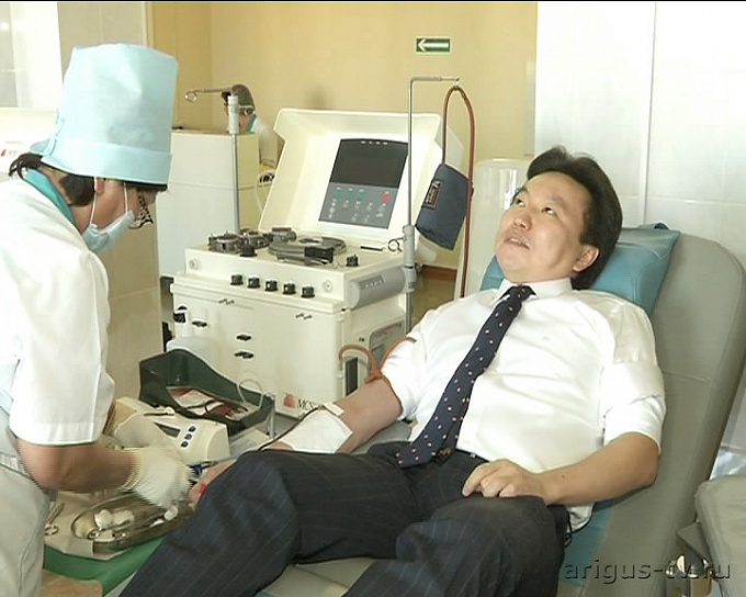 Члены правительства Бурятии показали пример, сдав кровь накануне национального дня донора