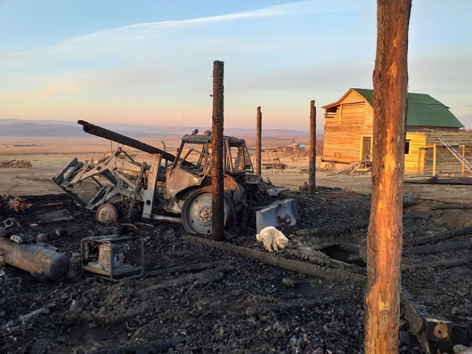 Житель Бурятии пострадал на пожаре, пытаясь спасти трактор (ФОТО)