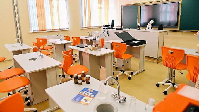 «Единая Россия» держит на контроле подготовку школ к новому учебному году