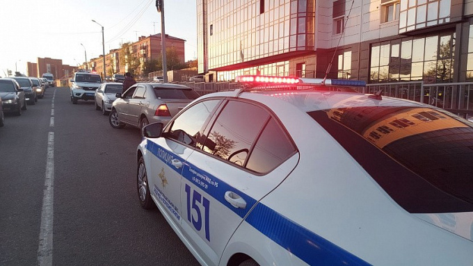 В Улан-Удэ из-за неопытного водителя пострадали пешеход и чужое авто
