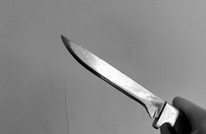 Избил, взял нож и стал поджидать: Мужчина изрезал жену на улице в центре Улан-Удэ