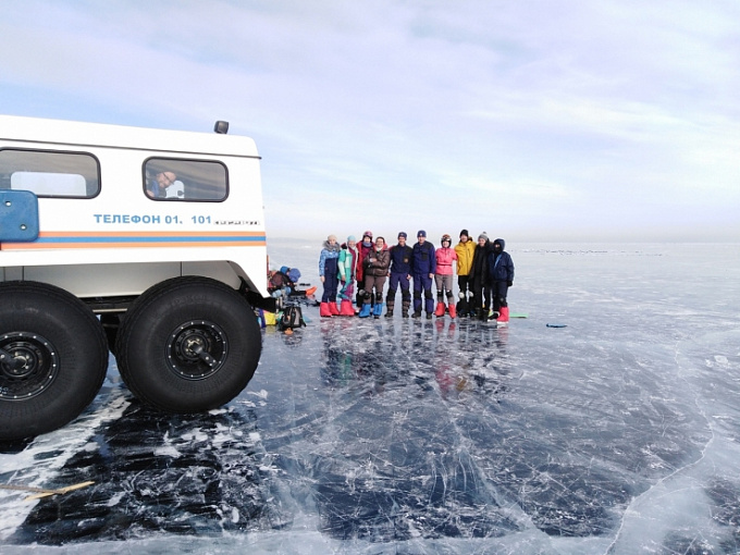 Спасатели эвакуировали тюменского туриста, сломавшего ногу на Байкале