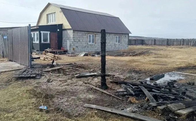 Житель Бурятии высыпал золу на сухую траву и устроил пожар