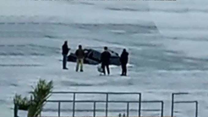 В Бурятии Land Cruiser провалился под лед