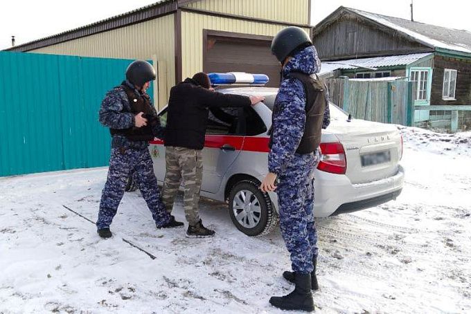В Бурятии правоохранители задержали дебошира и наткнулись на коробку с «сюрпризом»
