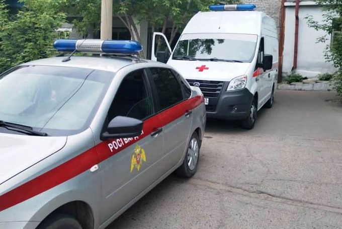 Пьяный мужчина набросился на бригаду скорой, которая пыталась ему помочь в Улан-Удэ