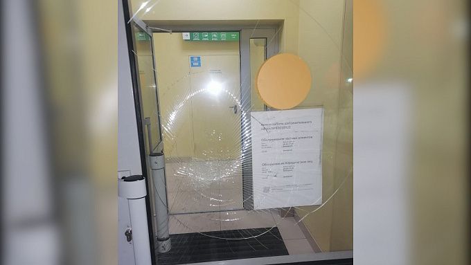 В Бурятии подросток на спор разбил стекло на двери банка
