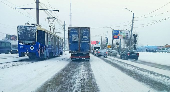 «Страшно ездить»: Дороги Улан-Удэ завалило снегом. ФОТО