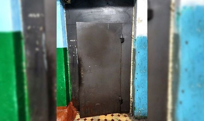 В Улан-Удэ двое мужчин сняли дверь в жилом доме, чтобы унести на металлолом