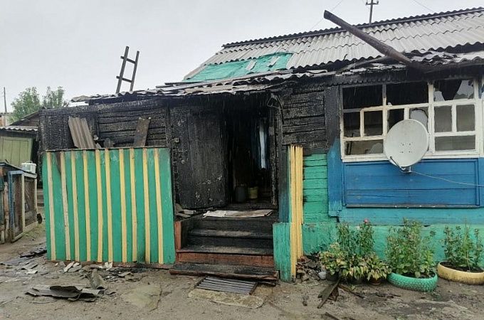 В Бурятии семья с двумя детьми едва не лишилась дома из-за пожара